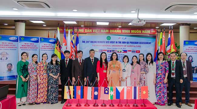 Các thầy cô chụp ảnh lưu niệm sau buổi lễ khai mạc kỳ đánh giá AUN-QA-241