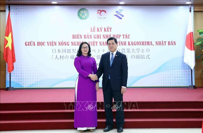 GS. TS Nguyễn Thị Lan, Giám đốc Học viện Nông nghiệp Việt Nam với Thống đốc tỉnh Kagoshima, Nhật Bản Shiota Koichi. Ảnh: Phạm Kiên - TTXVN 