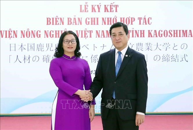 GS. TS Nguyễn Thị Lan, Giám đốc Học viện Nông nghiệp Việt Nam với Thống đốc tỉnh Kagoshima, Nhật Bản Shiota Koichi. Ảnh: Phạm Kiên - TTXVN