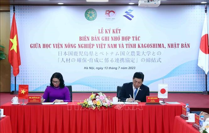  GS. TS Nguyễn Thị Lan, Giám đốc Học viện Nông nghiệp Việt Nam (bên trái) và Thống đốc tỉnh Kagoshima, Nhật Bản Shiota Koichi ký kết biên bản ghi nhớ hợp tác. Ảnh: Phạm Kiên - TTXVN