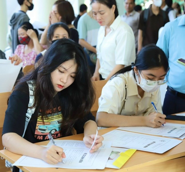 Hình ảnh các em tân sinh viên K68 hoàn thiện hồ sơ xác nhận nhập học tại Học viện