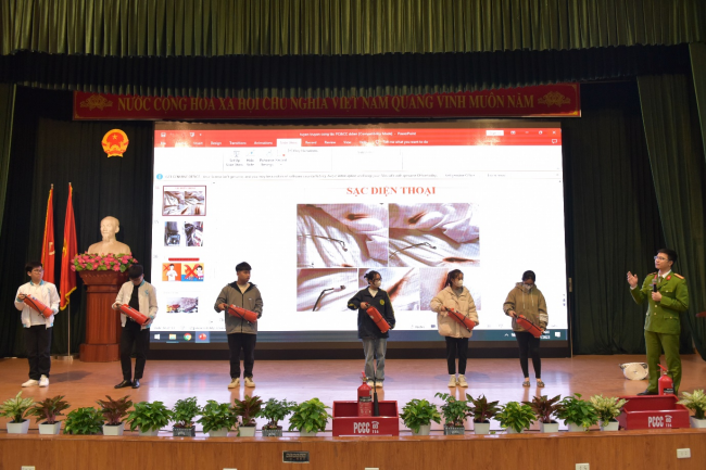 Thiếu tá Trịnh Minh Tuân - Cán bộ Đội Cảnh sát Phòng cháy chữa cháy và Cứu nạn cứu hộ, Công an huyện Gia Lâm hướng dẫn cán bộ, sinh viên Học viện thực hành công tác PCCC&CNCH