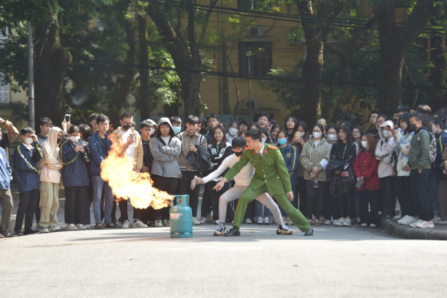 Thiếu tá Trịnh Minh Tuân - Cán bộ Đội Cảnh sát Phòng cháy chữa cháy và Cứu nạn cứu hộ, Công an huyện Gia Lâm hướng dẫn cán bộ, sinh viên Học viện thực hành công tác PCCC&CNCH