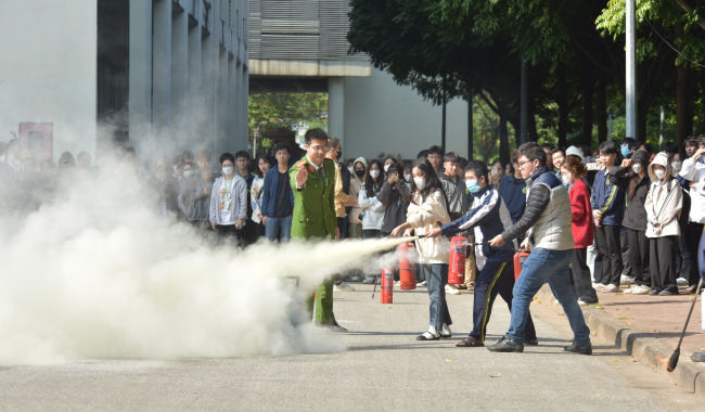 Thiếu tá Trịnh Minh Tuân - Cán bộ Đội Cảnh sát Phòng cháy chữa cháy và Cứu nạn cứu hộ, Công an huyện Gia Lâm hướng dẫn cán bộ, sinh viên Học viện thực hành công tác PCCC&CNCH