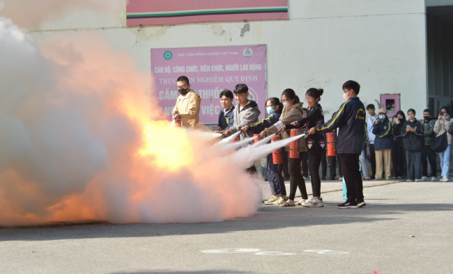 Thiếu tá Trịnh Minh Tuân - Cán bộ Đội Cảnh sát Phòng cháy chữa cháy và Cứu nạn cứu hộ, Công an huyện Gia Lâm hướng dẫn cán bộ, sinh viên Học viện thực hành công tác PCCC&CNCH