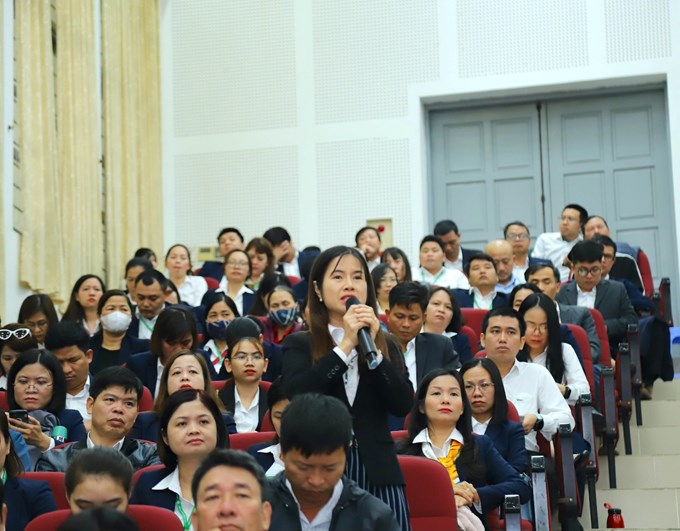 Cán bộ, viên chức và người lao động đặt câu hỏi tại Hội nghị