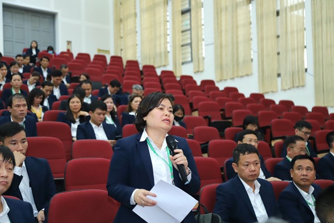 Cán bộ, viên chức và người lao động đặt câu hỏi tại Hội nghị